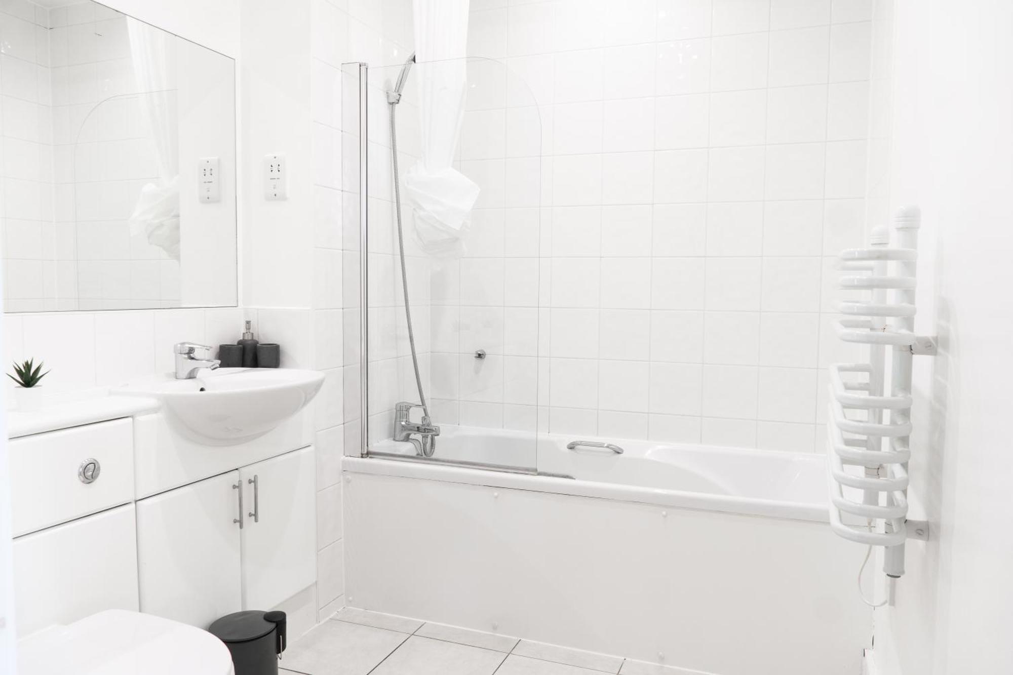The Regency Suite - Modern 2-Bed 1-Bath Apartment Chertsey Eksteriør bilde