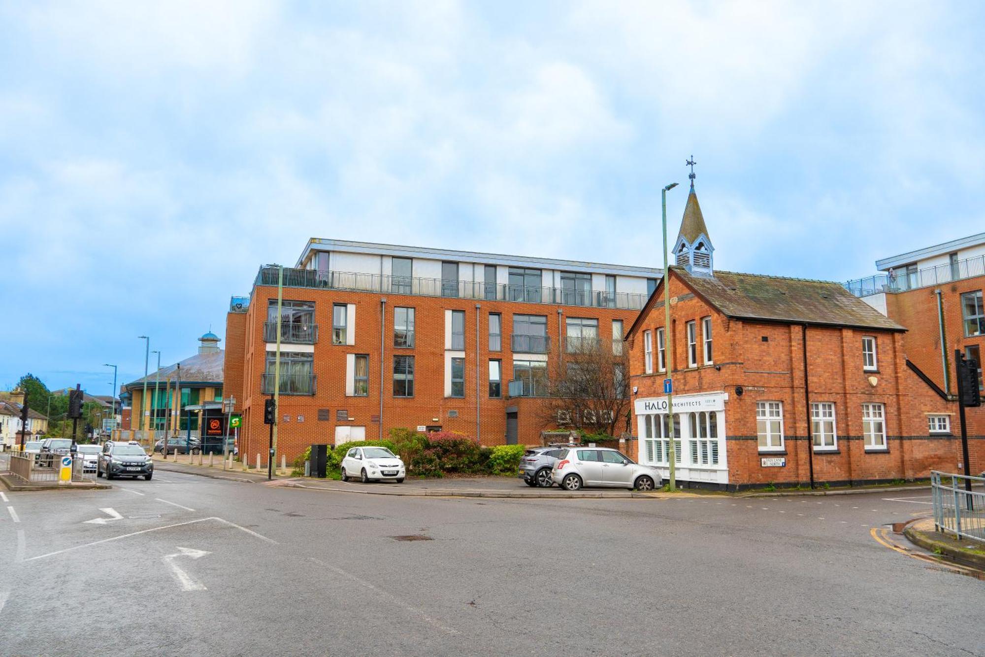 The Regency Suite - Modern 2-Bed 1-Bath Apartment Chertsey Eksteriør bilde