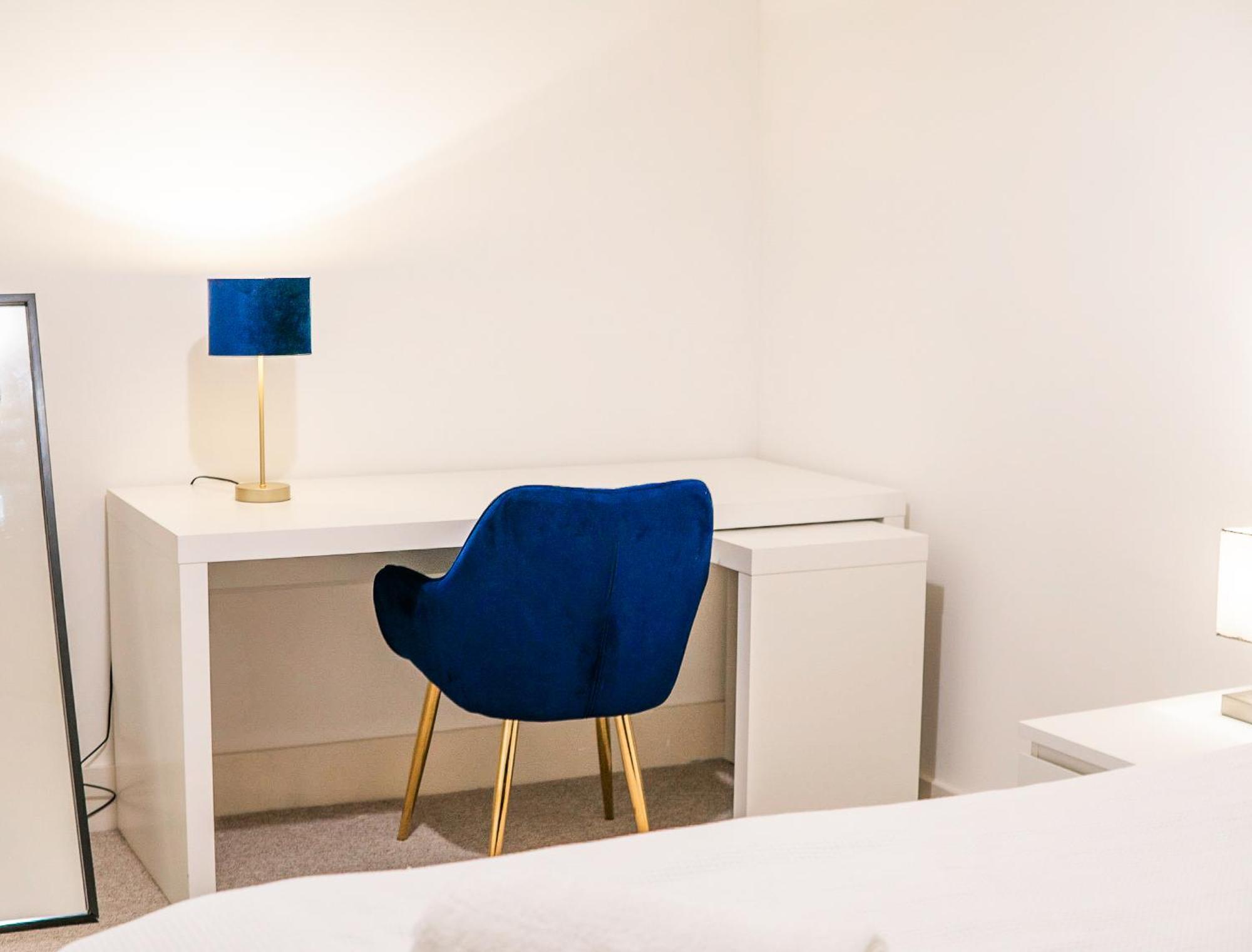 The Regency Suite - Modern 2-Bed 1-Bath Apartment Chertsey Eksteriør bilde