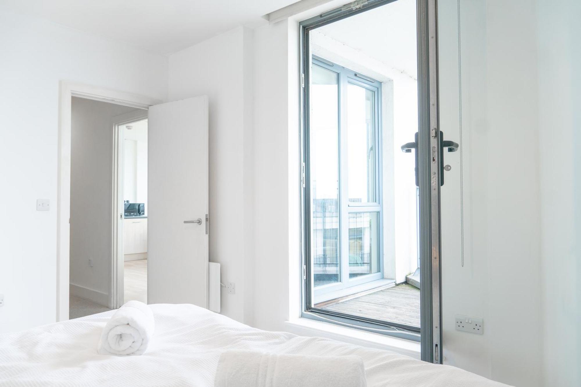 The Regency Suite - Modern 2-Bed 1-Bath Apartment Chertsey Eksteriør bilde