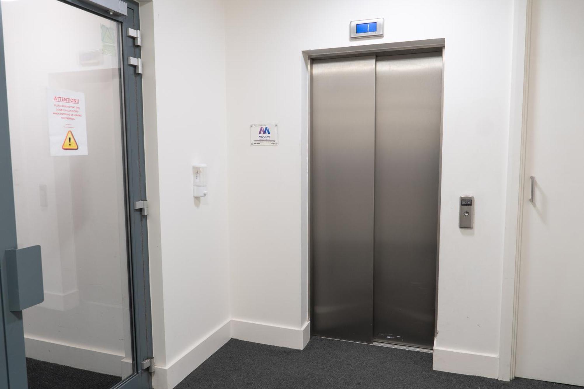 The Regency Suite - Modern 2-Bed 1-Bath Apartment Chertsey Eksteriør bilde