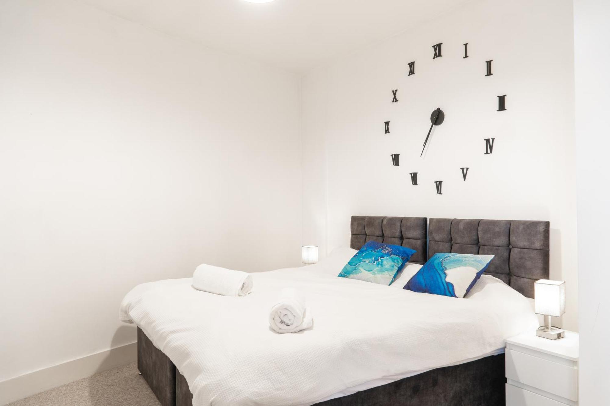The Regency Suite - Modern 2-Bed 1-Bath Apartment Chertsey Eksteriør bilde