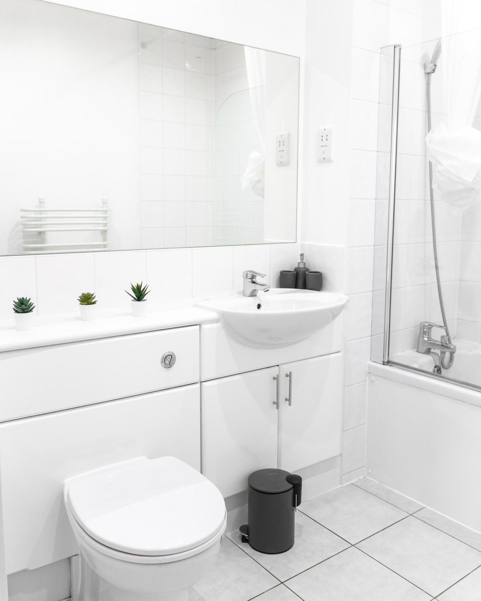 The Regency Suite - Modern 2-Bed 1-Bath Apartment Chertsey Eksteriør bilde