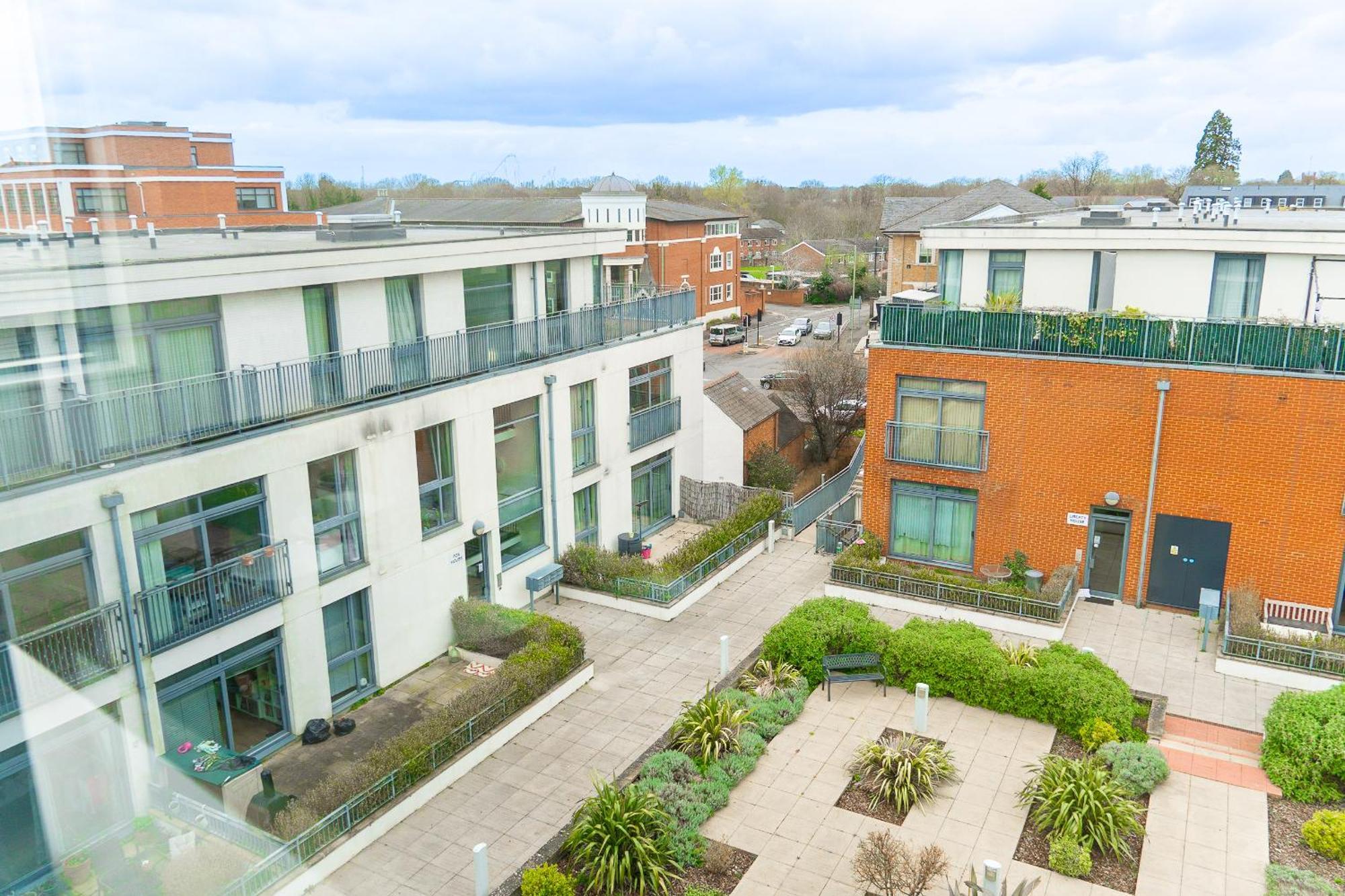 The Regency Suite - Modern 2-Bed 1-Bath Apartment Chertsey Eksteriør bilde