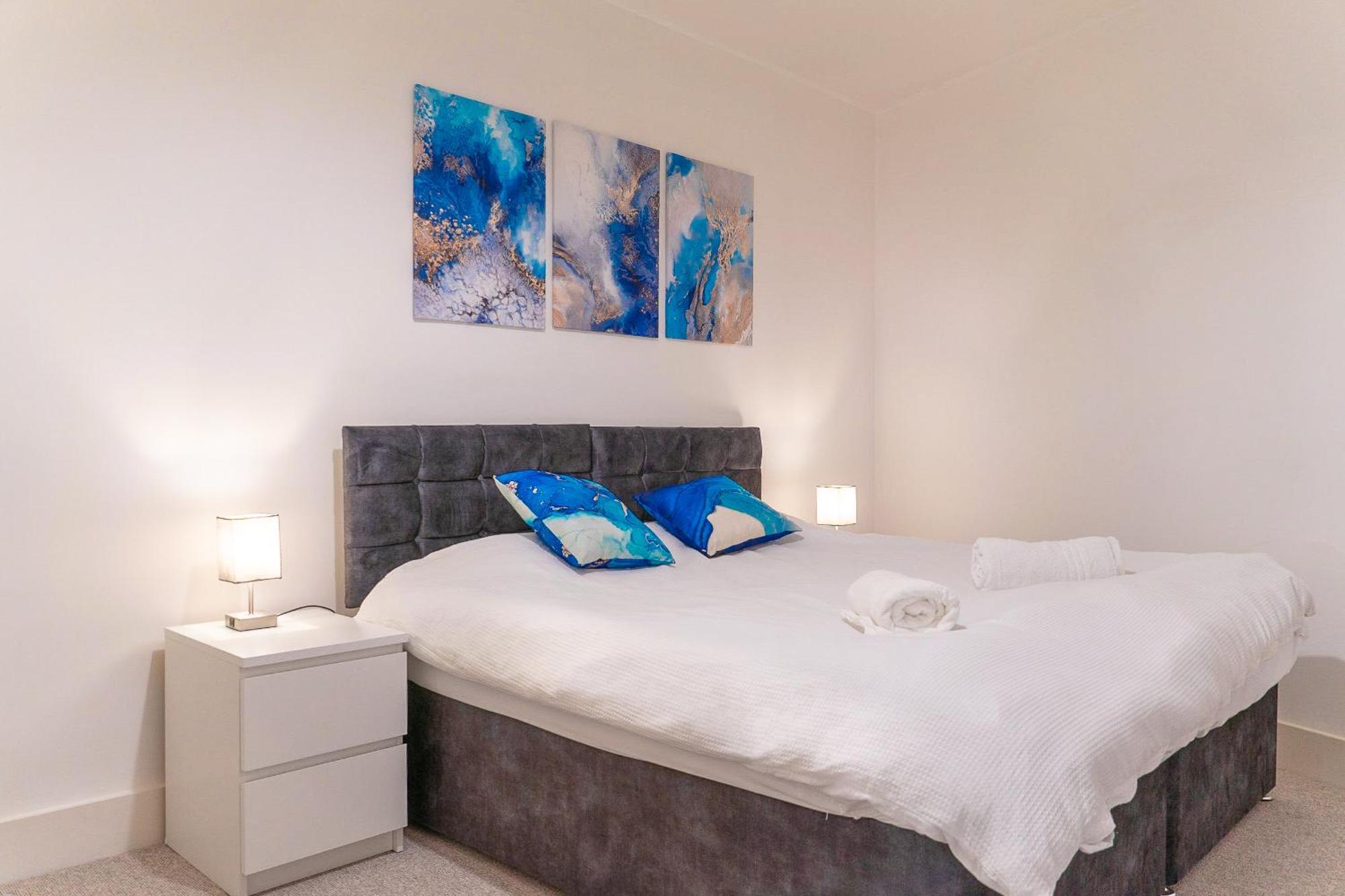 The Regency Suite - Modern 2-Bed 1-Bath Apartment Chertsey Eksteriør bilde
