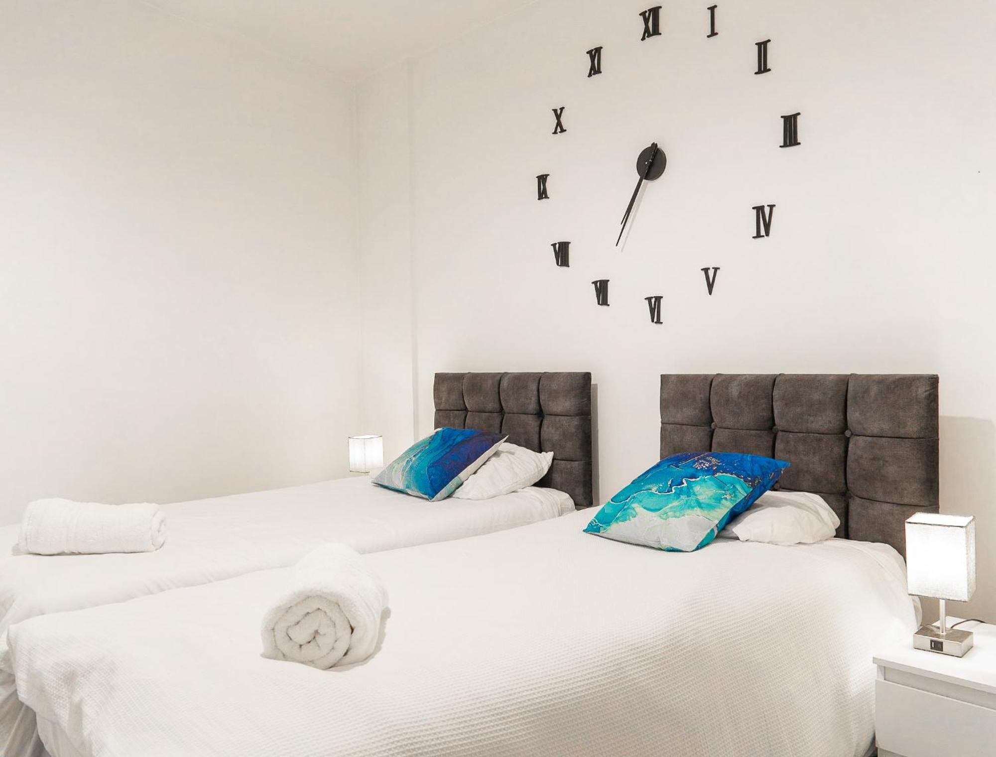 The Regency Suite - Modern 2-Bed 1-Bath Apartment Chertsey Eksteriør bilde