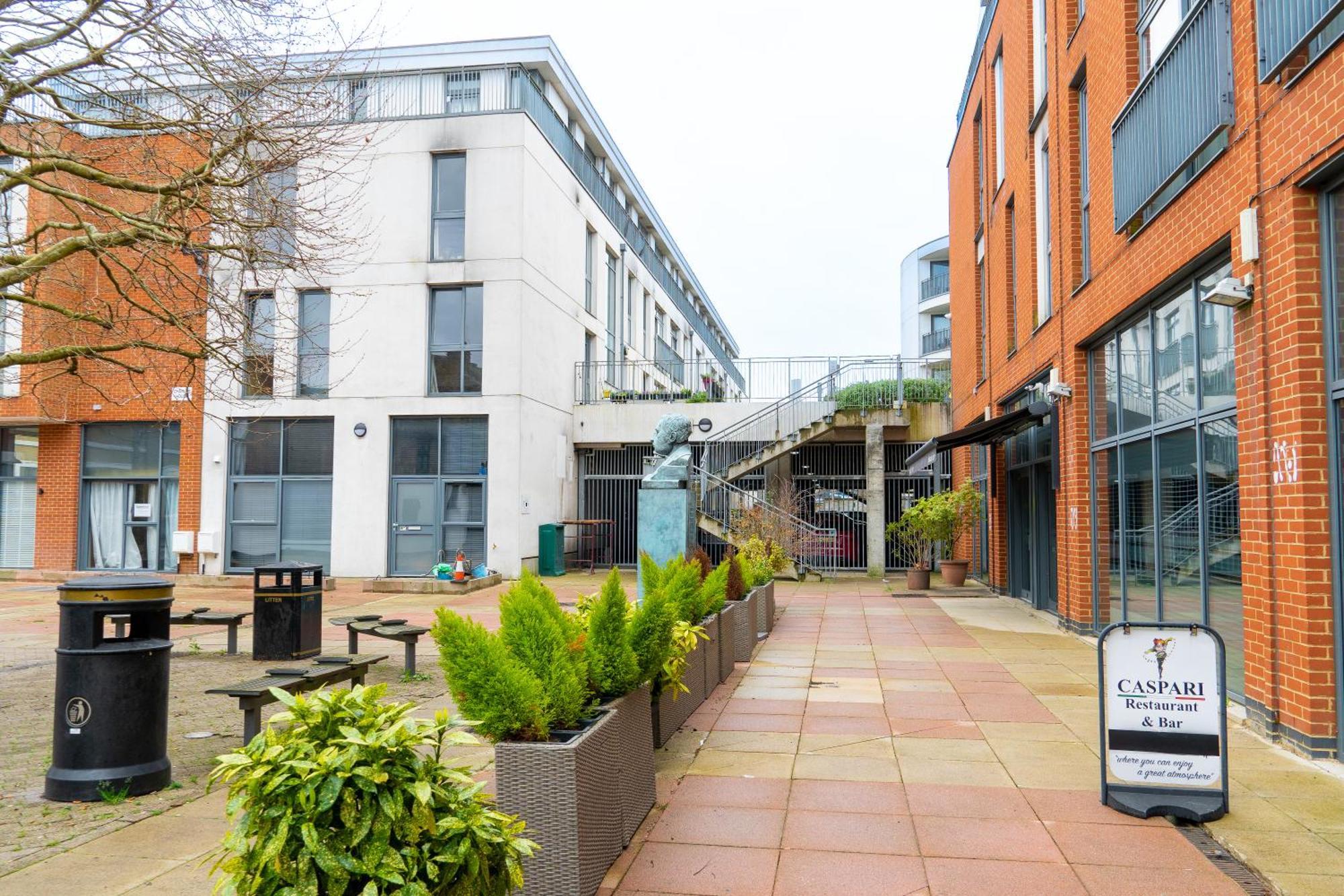 The Regency Suite - Modern 2-Bed 1-Bath Apartment Chertsey Eksteriør bilde