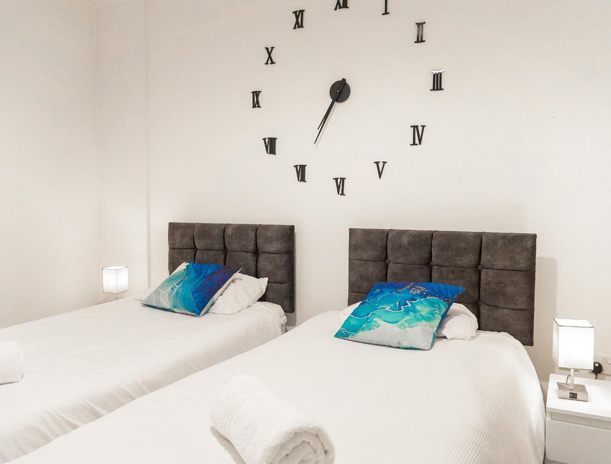 The Regency Suite - Modern 2-Bed 1-Bath Apartment Chertsey Eksteriør bilde