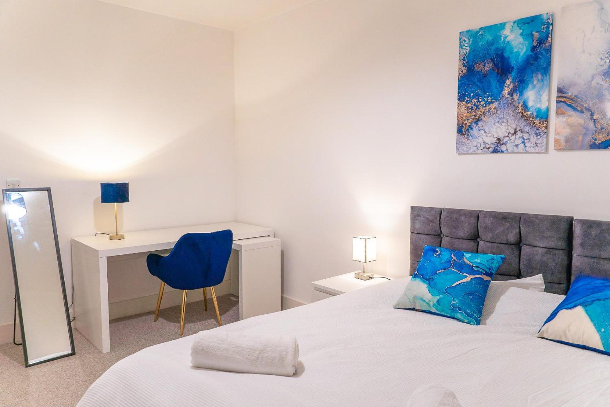 The Regency Suite - Modern 2-Bed 1-Bath Apartment Chertsey Eksteriør bilde