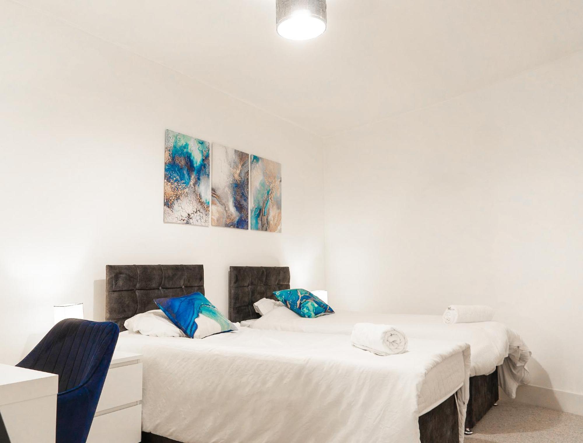 The Regency Suite - Modern 2-Bed 1-Bath Apartment Chertsey Eksteriør bilde