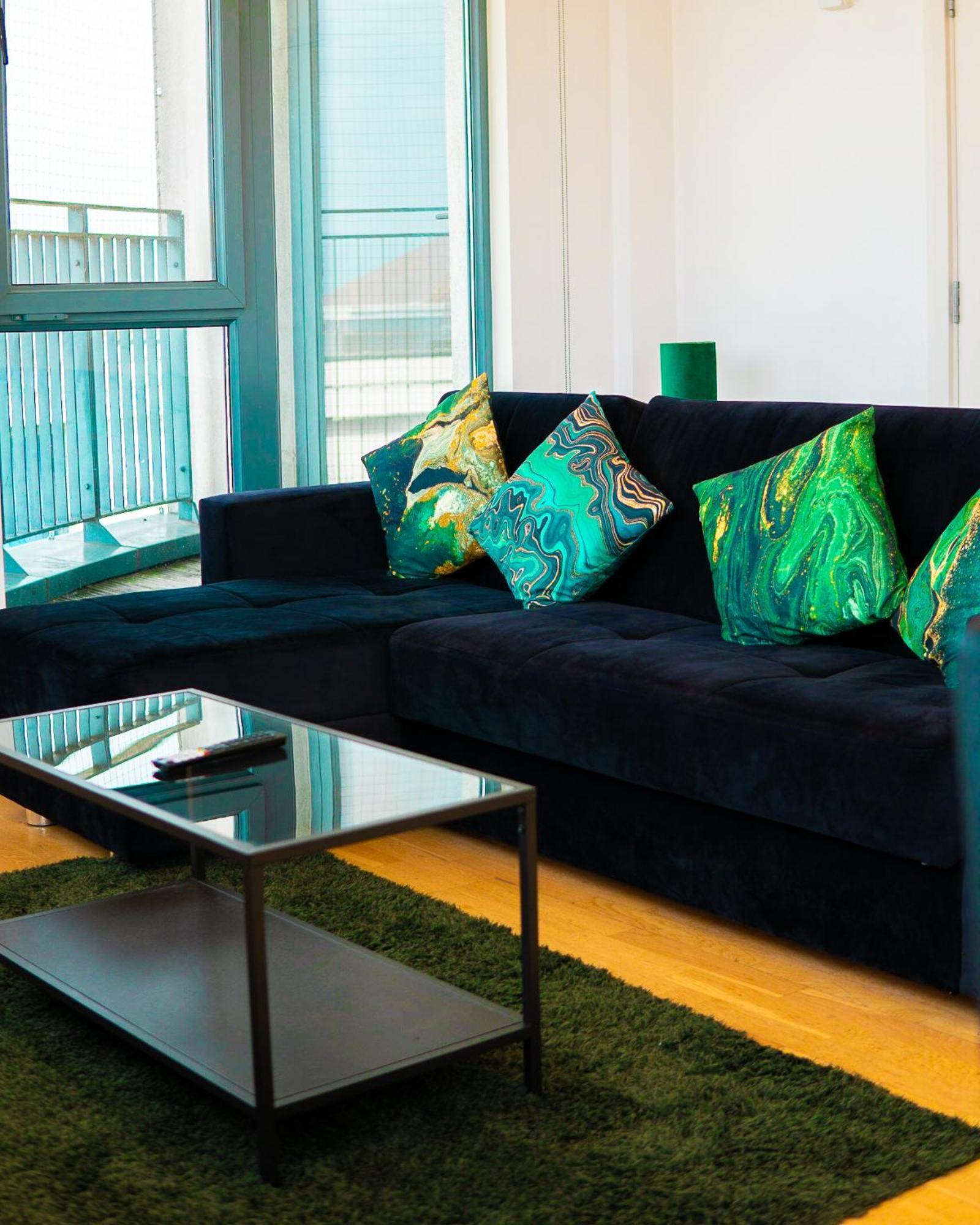 The Regency Suite - Modern 2-Bed 1-Bath Apartment Chertsey Eksteriør bilde