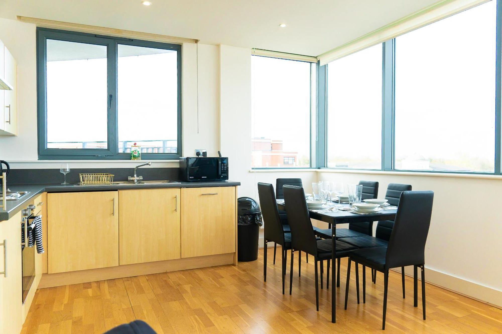 The Regency Suite - Modern 2-Bed 1-Bath Apartment Chertsey Eksteriør bilde