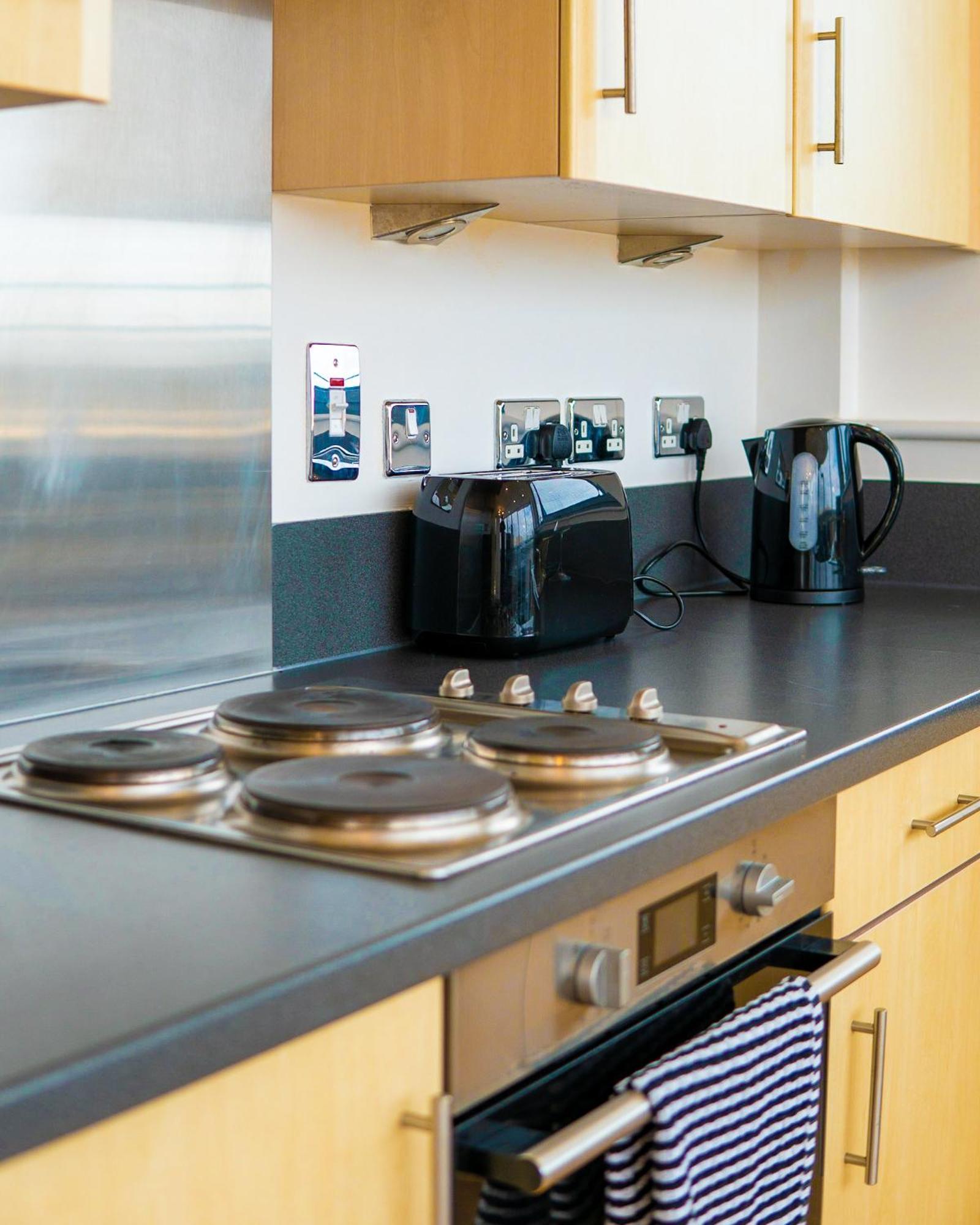 The Regency Suite - Modern 2-Bed 1-Bath Apartment Chertsey Eksteriør bilde