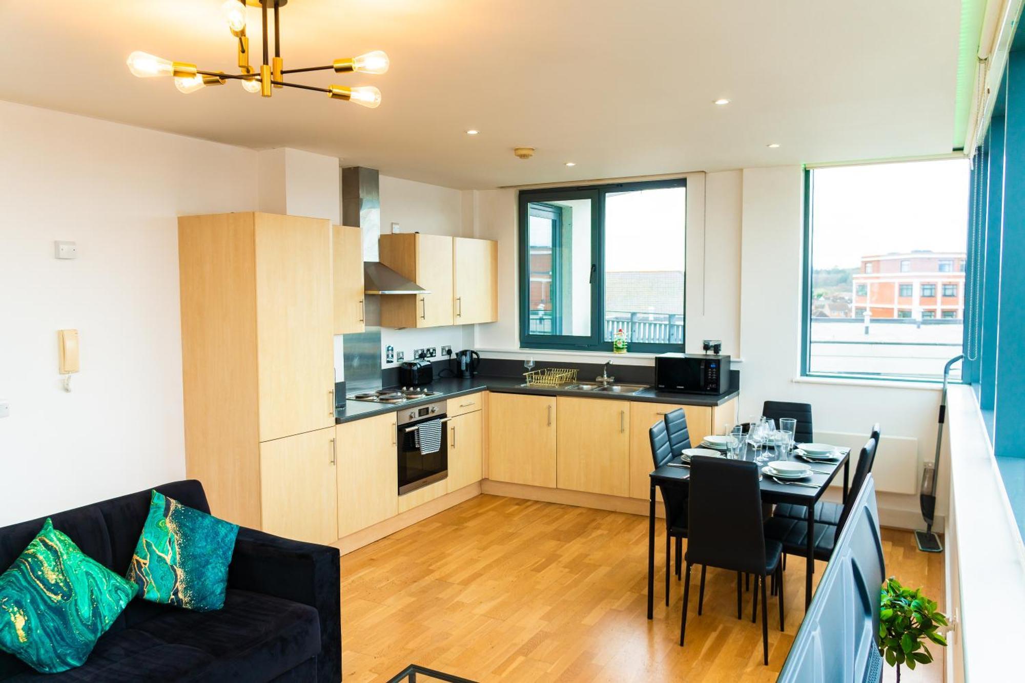 The Regency Suite - Modern 2-Bed 1-Bath Apartment Chertsey Eksteriør bilde